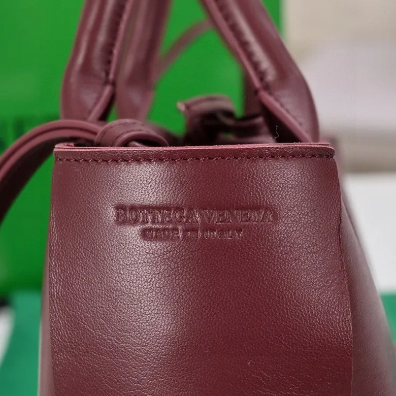 Batch 1460 🔥🔥🔥BV mini tote bag🟡🟡🟡Arco tote finally has a mini version this season. I love this size💯I have always been fond of tote bags because it has no complicated design, is simple and neat, and is easy to match with daily clothes🍒🍒Key point key point! It comes with a detachable shoulder strap, suitable for commuting and casual wear for any occasion👏👏Model number: 9894#, size: 25x16x8cm